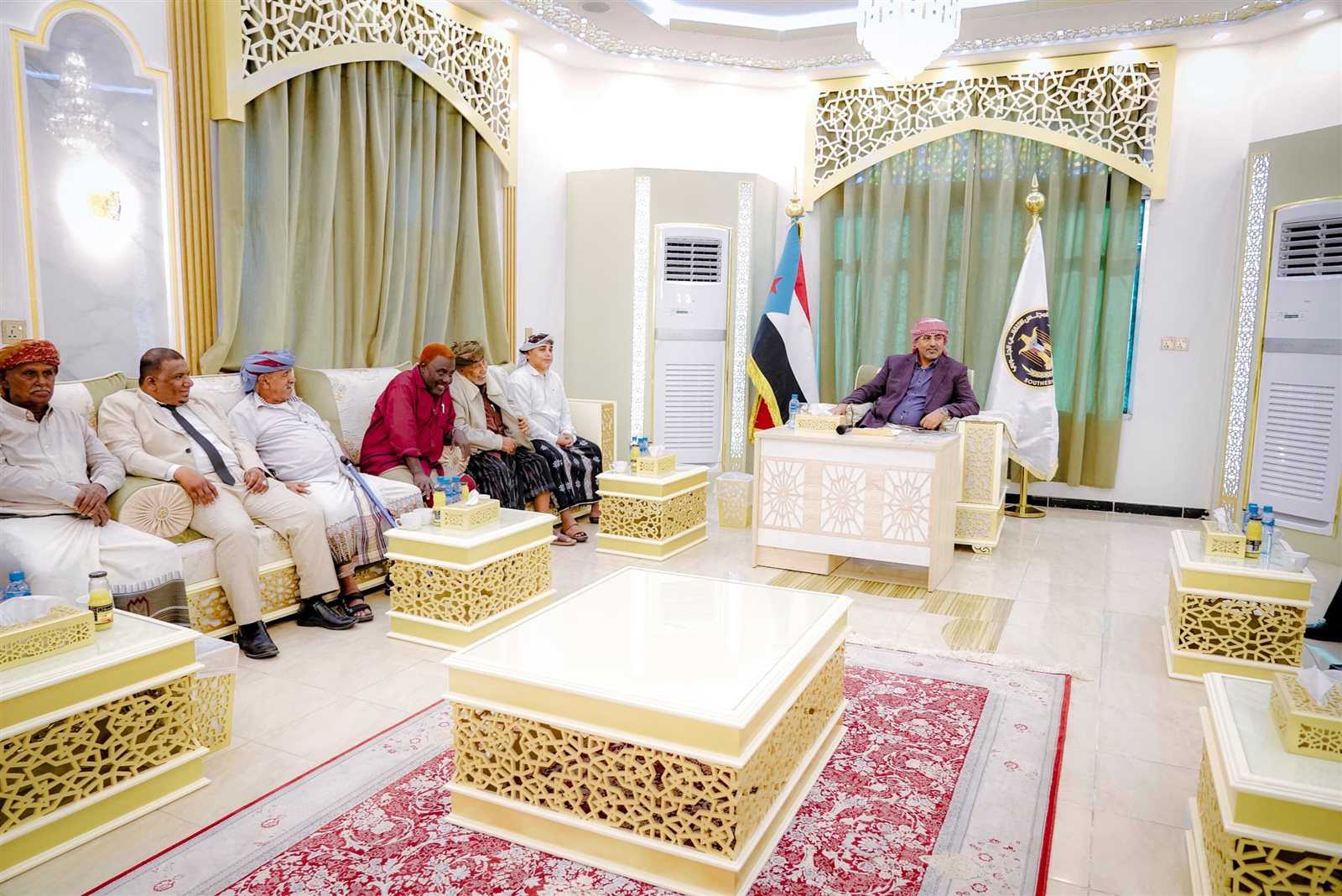 الرئيس الزُّبيدي يستقبل وفد سقطرى ويثمن التضحيات التي اجترحها أبناؤها