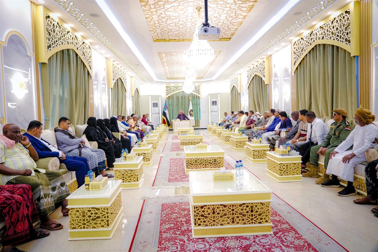 الرئيس الزُّبيدي يستقبل وفد سقطرى ويثمن التضحيات التي اجترحها أبناؤها