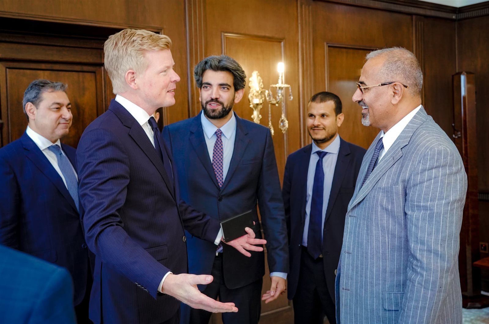 الرئيس الزُبيدي يستقبل مبعوث الأمين العام للأمم المتحدة ونائبه