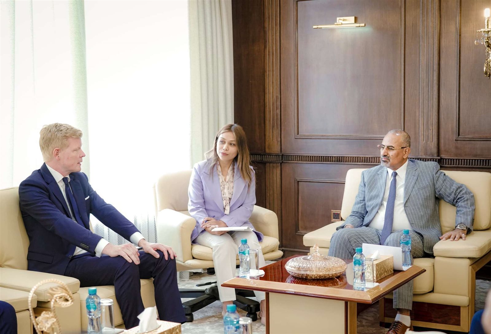 الرئيس الزُبيدي يستقبل مبعوث الأمين العام للأمم المتحدة ونائبه