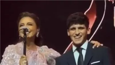 أنغام تقدم ابنها على المسرح: كويتي ولازم تعلموه اللهجة