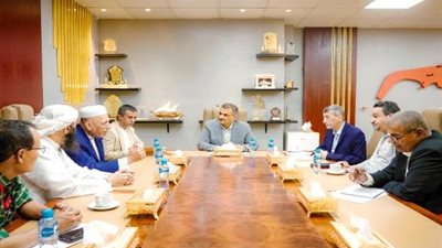 لملس يؤكد حرص السلطة المحلية على ضبط وإلزام المستثمرين بتطبيق القانون