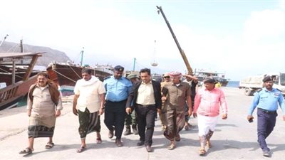 انتقالي سقطرى يطلع على سير العمل في ميناء المحافظة