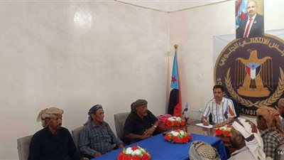 رئيس تنفيذية انتقالي سقطرى يلتقي أعضاء مجلس الحكماء بمديرية قلنسية وعبدالكوري