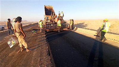 تواصل أعمال سفلتت المقطع الثالث من طريق عتق ـ العبر الدولي 