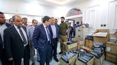 رئيس الوزراء يزور مصلحة الجمارك بعدن ويحيل قيادات بمصلحة الضرائب للتحقيق