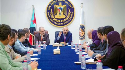 الرئيس الزُبيدي يترأس اجتماعا للأمانة العامة ويشدد على أهمية الارتقاء بعملها