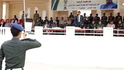 محافظ حضرموت يدشن توزيع شهادات الدفع المتخرجة من كلية الشرطة