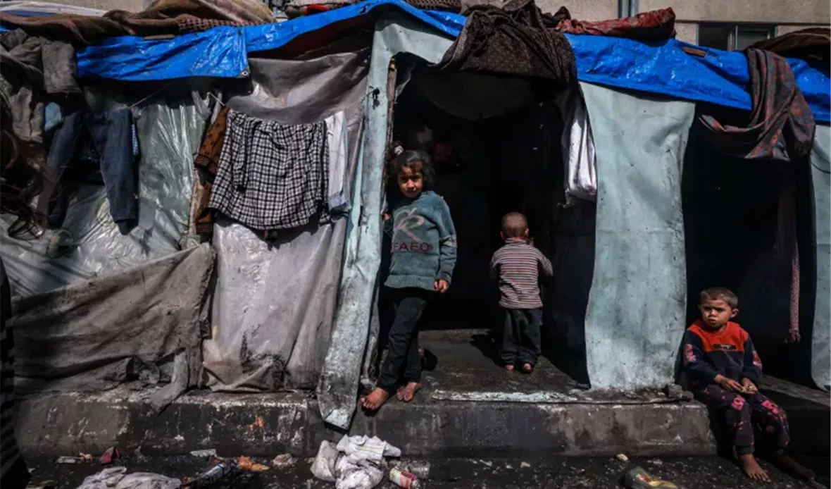 أطفال فلسطينيون نازحون