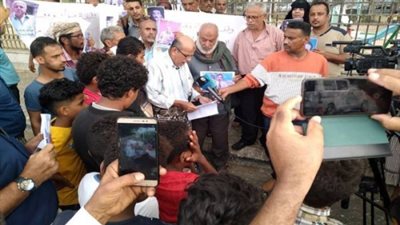 وقفة احتجاجية لكوادر الإذاعة والتلفزيون في العاصمة عدن