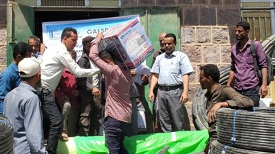 مدير عام الحصين يدشن توزيع مشروع شبكات الري بالتنقيط للمزارعين