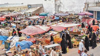 الارتفاع الجنوني في الأسعار يدفع الأهالي بحضرموت لقصد المعارض المخفّضة 