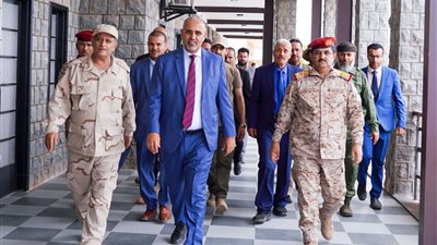 الرئيس الزُبيدي يتفقد سير العملية التعليمية في الأكاديمية العسكرية العُليا