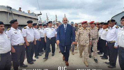 الرئيس الزُبيدي يدشّن إدخال آليات جديدة للقوات البحرية 