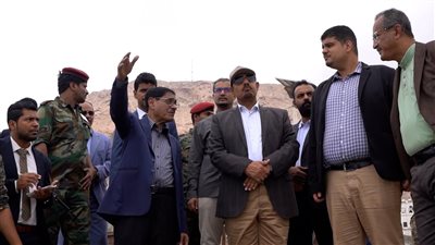 النائب البحسني يدشن مشروع توسعة شارع المكلا الرئيس