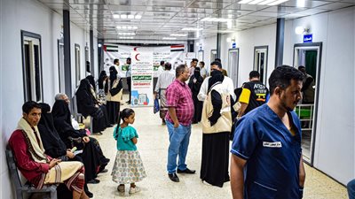 افتتاح مخيم طبي مجاني في المكلا برعاية الهلال الأحمر الإماراتي