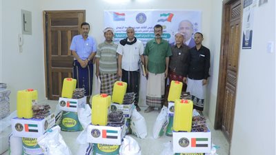 تدشين توزيع 234 سلة غذائية لأسر الشهداء في وادي وصحراء حضرموت 