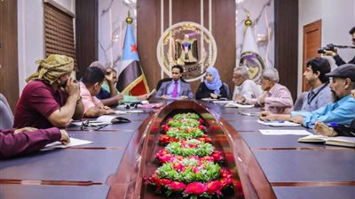 انتقالي العاصمة عدن يعقد اجتماعاً برؤساء الهيئات التنفيذية بالمديريات