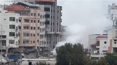 الجيش الإسرائيلي يفجر أحد مباني مستشفى الشفاء في مدينة غزة
