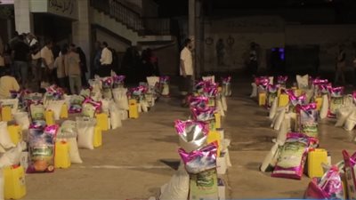 توزيع 2000 سلة غذائية على الأسر المحتاجة بمديريتي دار سعد والتواهي بالعاصمة عدن