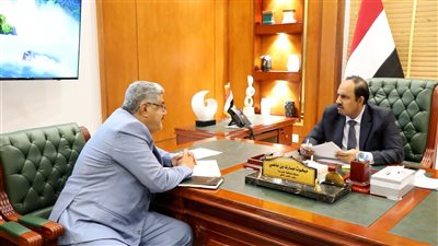 المحافظ بن ماضي يطلع على احتياجات مديرية حورة وادي العين 