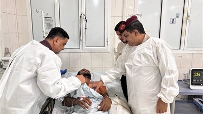 وزير الدفاع يطمئن على جرحى القوات المسلحة الجنوبية في مستشفيات العاصمة عدن