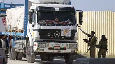 دخول أولى شاحنات المساعدات إلى غزة من نقطة العبور الشمالية