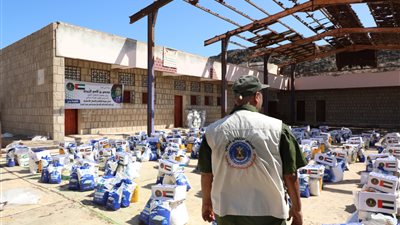 هيئة الإغاثة تدشن توزيع السلال الغذائية على أسر منطقة قعوة بمديرية البريقة