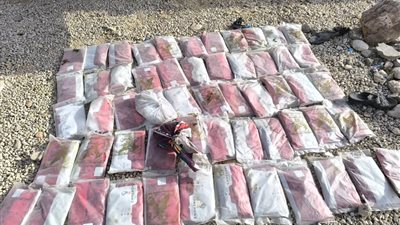 نقطة نوخان في شبوة تضبط 58 كيلو من مادة الحشيش قادمة من مأرب اليمنية