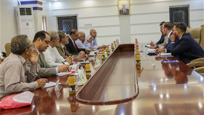 وزير النقل ومكتب المبعوث الأممي يبحثان فرص معالجة الوضع الاقتصادي للبلاد