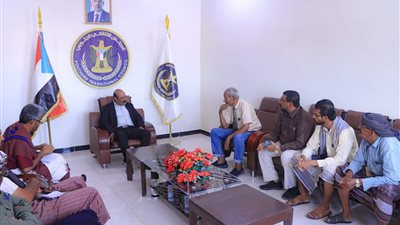 رئيس انتقالي شبوة يلتقي رئيس نقابة المهن التعليمية لبحث تحسين ظروف المعلمين