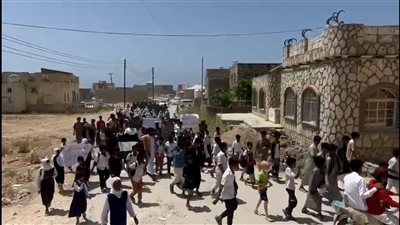 مسيرة غاضبة في مديرية حوف بالمهرة تنديداً بتردي الخدمات