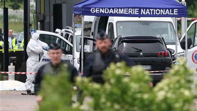 استنفار في فرنسا.. تهريب سجين من مركبة بعد قتل حارسي سجن