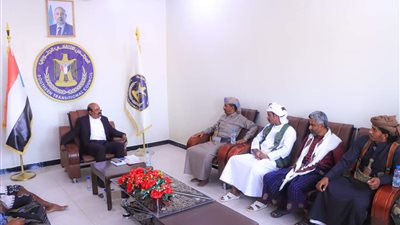 رئيس انتقالي شبوة يناقش مع رئيس حلف أبناء قبائل شبوة التحديات التي تواجه المحافظة 