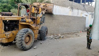 وحدة حماية الأراضي تزيل بناءً عشوائياً في عمر المختار بالعاصمة عدن 