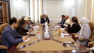 وزير النقل يلتقي الشركة المعنية بتنفيذ مشروع تعزيز أمن الطيران بمطار عدن