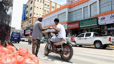 مع ارتفاع الحرارة.. حملة تطوعية بالمكلا لتوزيع المياه الباردة على العمال وعابري السبيل 