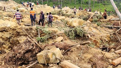 أكثر من ألفَي شخص دفنوا جراء انزلاق التربة في بابوا غينيا