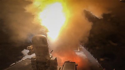 عاجل.. الجيش الأمريكي: مليشيا الحوثي أطلقت 5 صواريخ مضادة للسفن و5 مسيرات إلى البحر الأحمر 