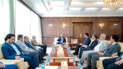 سياسيون يشيدون بتحركات الرئيس الزُبيدي لحل الأزمة الاقتصادية بالجنوب 