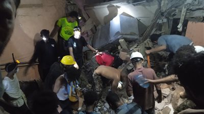 مشاهد من انهيار مبنى سكني مكون من 3 طوابق في مدينة كريتر بالعاصمة عدن