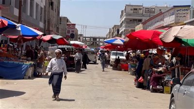 الغلاء يُغيب فرحة العيد عن أطفال شبوة.. أسعار الملابس تفوق قدرة الأسر 