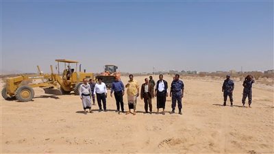 تدشين أعمال شق أحد الشوارع الرئيسة بمدينة عتق في شبوة