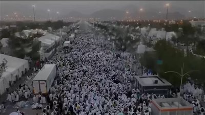 ضيوف الرحمن يتمّون الوقوف بعرفة ويتوجهون للمبيت بمزدلفة 