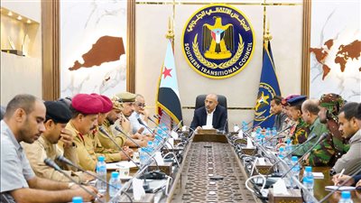 الرئيس الزُبيدي: إدارة أمن أبين المخولة بحلّ إشكاليات العمل الميداني بالتنسيق مع المحافظ 