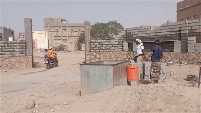 رئيس نادي أحور الرياضي يتفقد سير العمل في ملعب النادي 