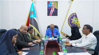 مركز البحوث ودعم القرار يبحث تداعيات النزوح على عدن ويستعرض ما تم إنجازه