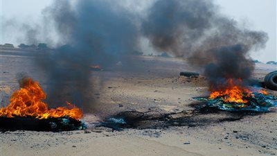 بتوجيهات المحرّمي.. حملة لمنع إحراق إطارات السيارات أو استحداث أي محرقة في محيط الطاقة الشمسية بعدن