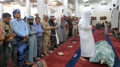 رئيس انتقالي لحج يتقدم جموع المصلين على شهيد الغدر النقيب سلطان العطري 