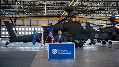 بولندا توقع عقداً لشراء 96 مروحية أباتشي أميركية